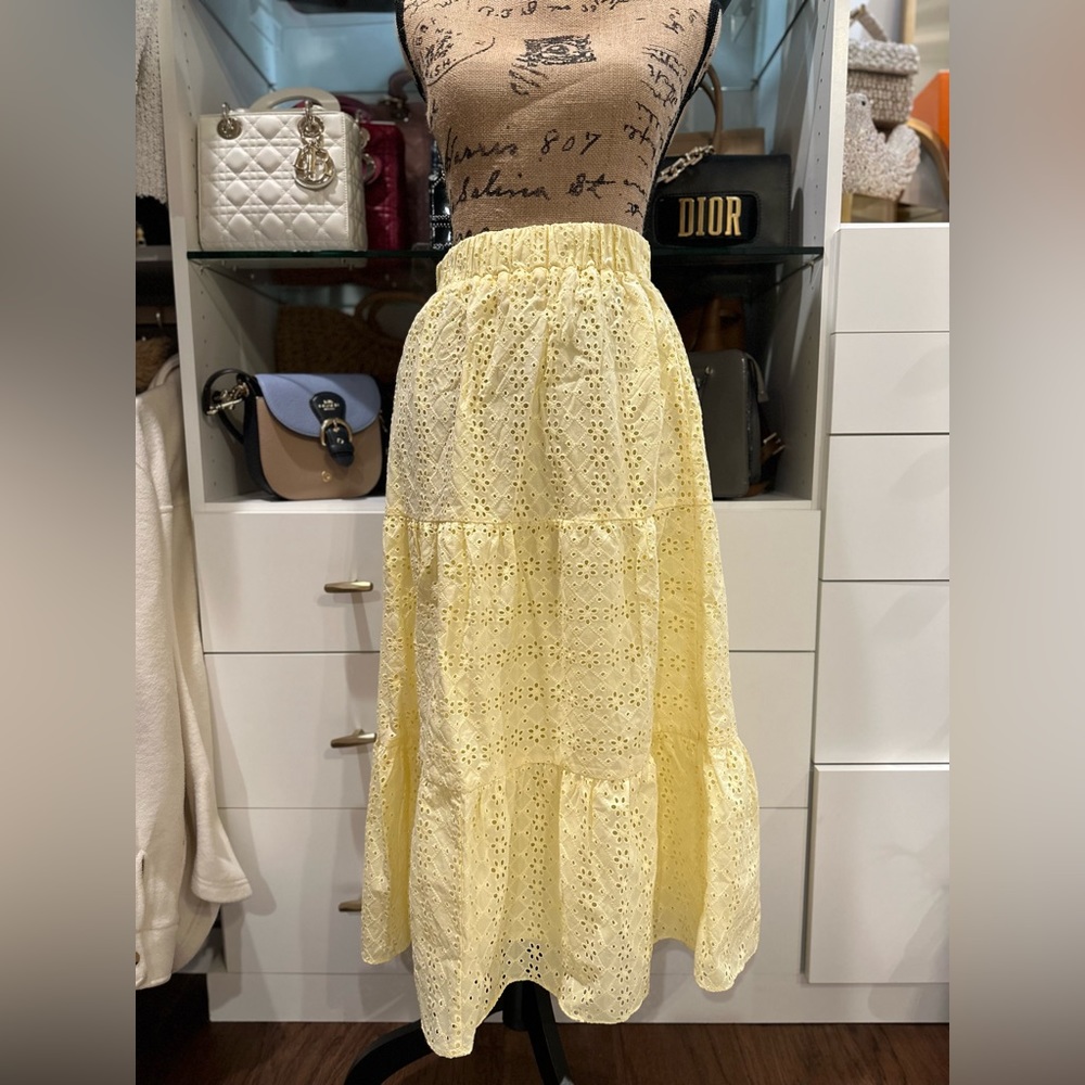 Lace pattern skirt